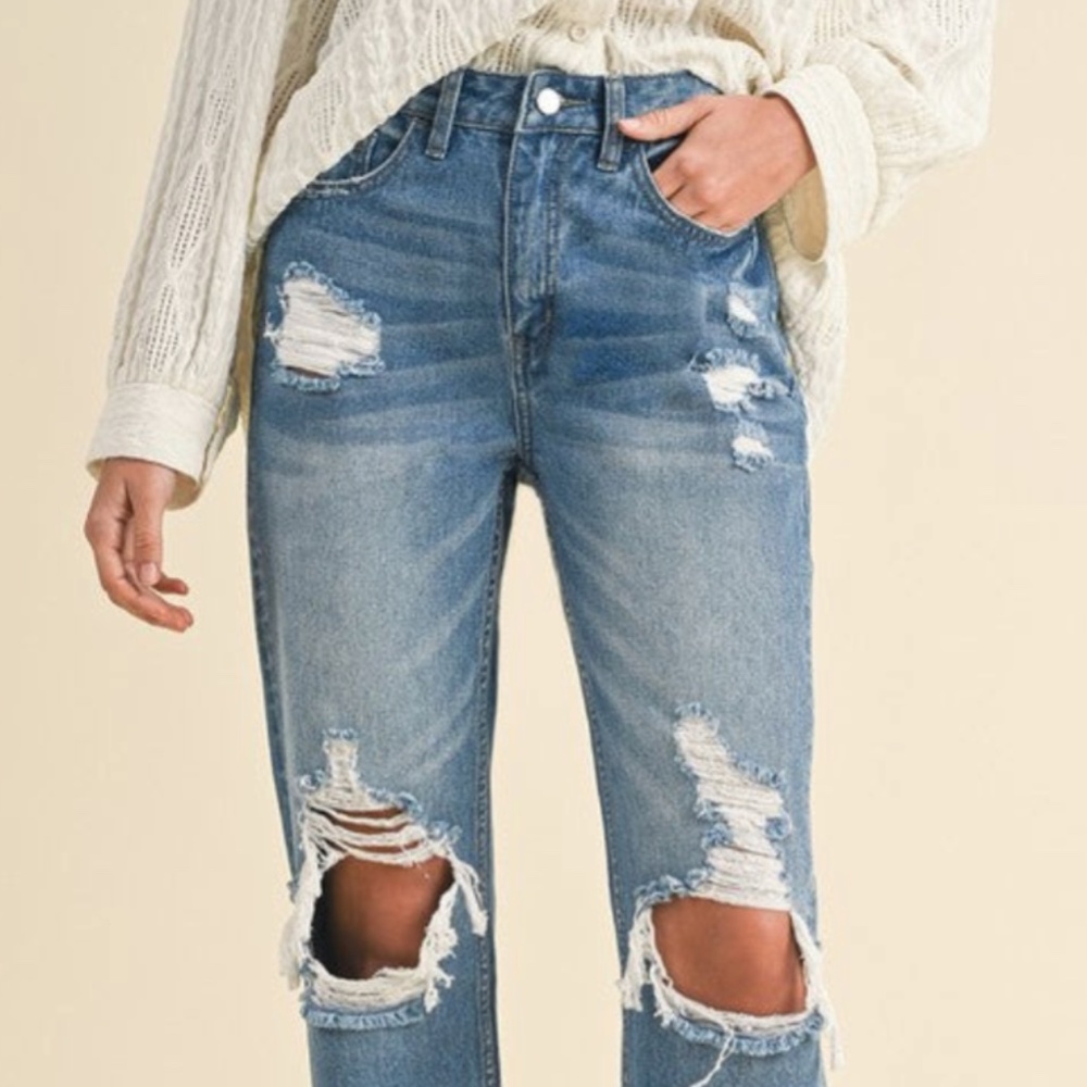 Distressed Raw Hem Cropped Jeans